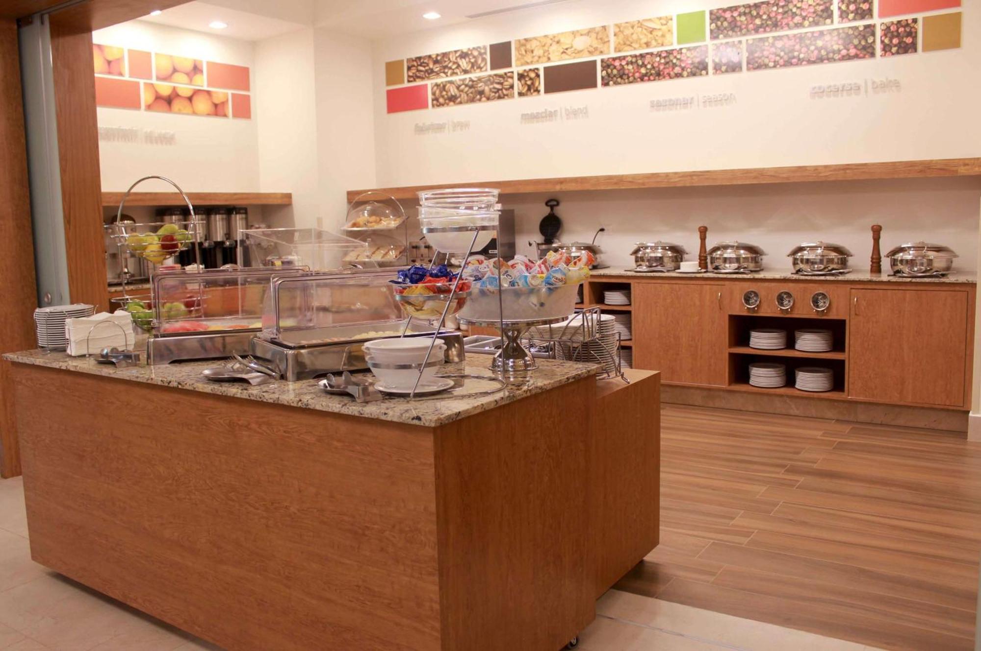 Hampton Inn By Hilton Mérida Extérieur photo